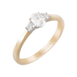 diamond three stone ring in yellow gold