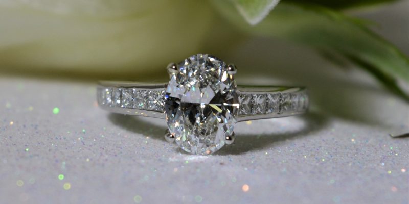 certificated-oval-cut-diamond-engaement-ring-with-diamond-shoulders